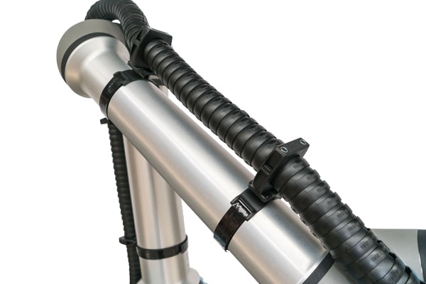 Energiekette 40/700 Kabeleinführung für UR3/UR3e mit 40 mm Durchmesser, 700 mm Länge und Befestigungsschellen