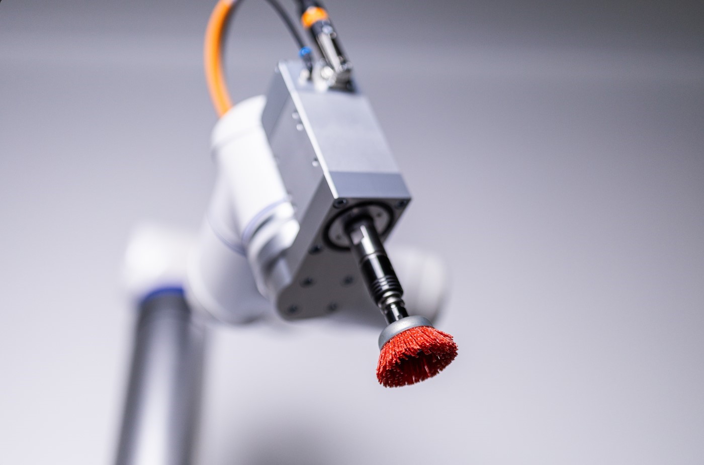 Kompaktes Hochleistungsmodul für präzise Trockenbearbeitung mit Cobots