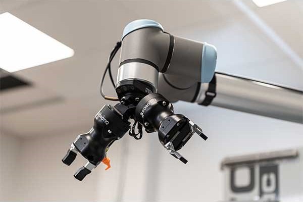 Halterung für Universal Robots zur Anbringungen von zwei Werkzeugen/Greifern