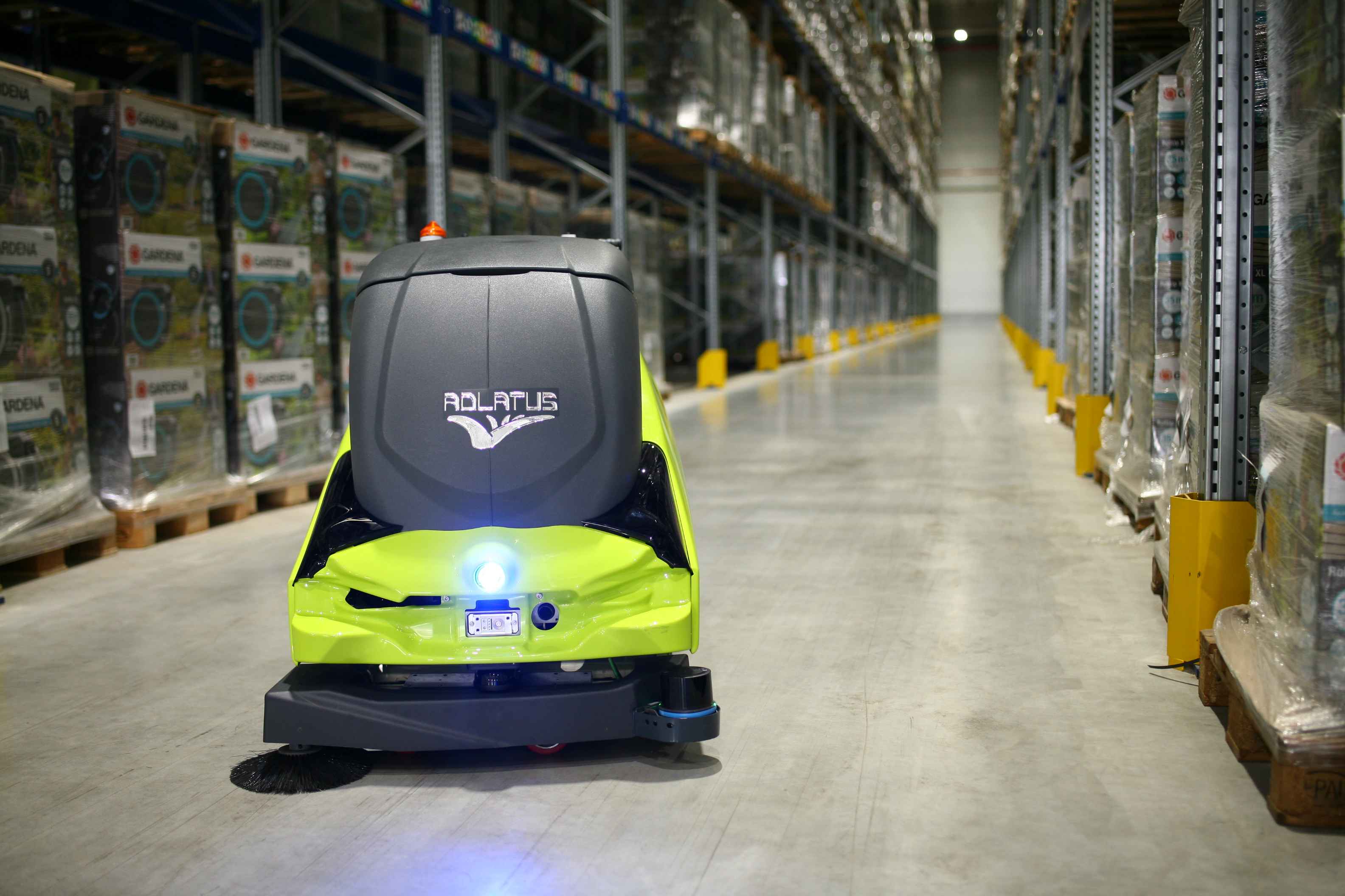 Autonomer Scheuer-Saug-Roboter mit Walzenbürsten